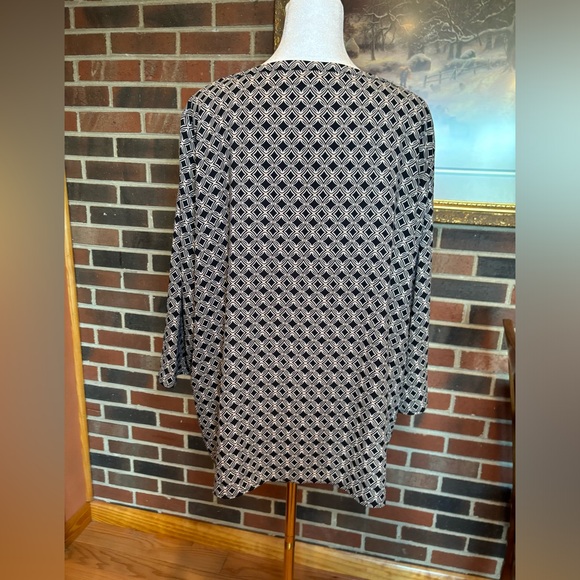 Dana Buchman size XXL Beautiful shirt with geometric pattern black and tan. - Picture 4 of 13